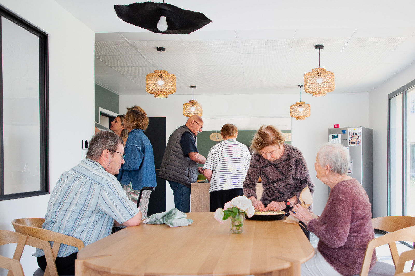 La vie quotidienne en habitat partagé senior : le salon commun d'une Maison de Blandine en milieu de matinée
